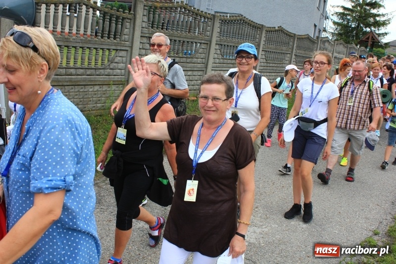 Zdjęcie w galerii na portalu naszraciborz.pl: Ruszyła 29. piesza pielgrzymka z Lubomi na Jasną Górę. 21 pielgrzymów z gminy Kornowac wiadomości z regionu