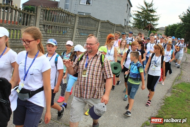 Zdjęcie w galerii na portalu naszraciborz.pl: Ruszyła 29. piesza pielgrzymka z Lubomi na Jasną Górę. 21 pielgrzymów z gminy Kornowac wiadomości z regionu
