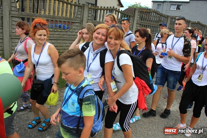 Zdjęcie w galerii na portalu naszraciborz.pl: Ruszyła 29. piesza pielgrzymka z Lubomi na Jasną Górę. 21 pielgrzymów z gminy Kornowac wiadomości z regionu