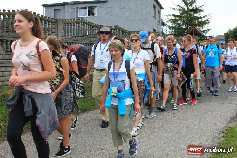 Zdjęcie w galerii na portalu naszraciborz.pl: Ruszyła 29. piesza pielgrzymka z Lubomi na Jasną Górę. 21 pielgrzymów z gminy Kornowac wiadomości z regionu