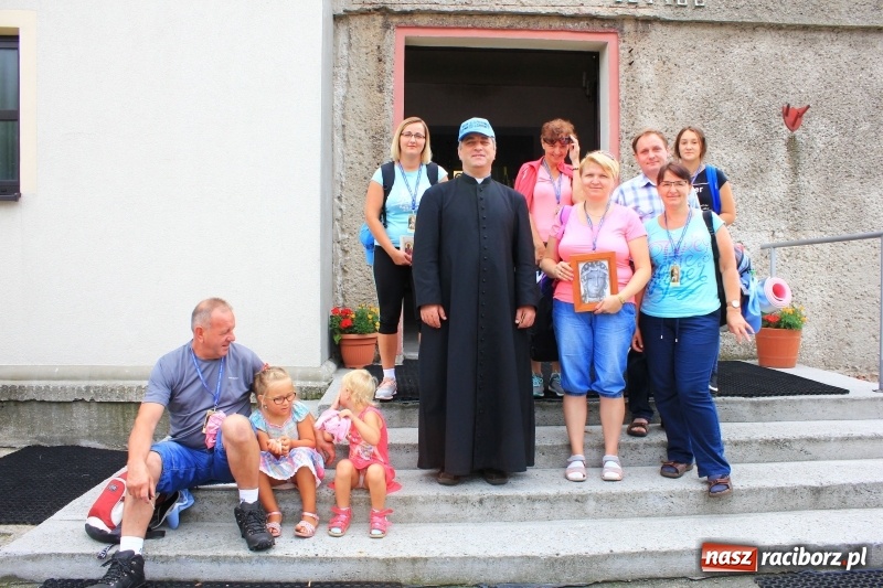 Zdjęcie w galerii na portalu naszraciborz.pl: Ruszyła 29. piesza pielgrzymka z Lubomi na Jasną Górę. 21 pielgrzymów z gminy Kornowac wiadomości z regionu