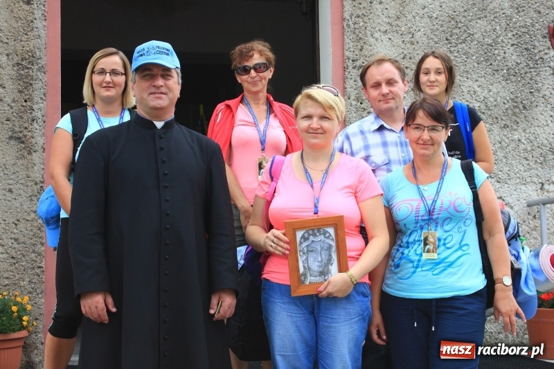 Zdjęcie w galerii na portalu naszraciborz.pl: Ruszyła 29. piesza pielgrzymka z Lubomi na Jasną Górę. 21 pielgrzymów z gminy Kornowac wiadomości z regionu