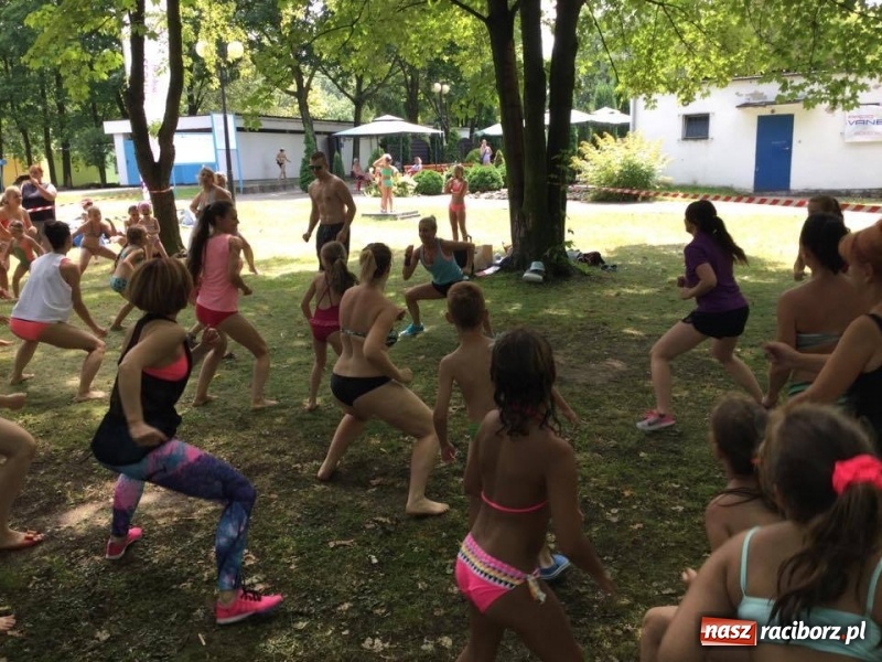 Zdjęcie w galerii na portalu naszraciborz.pl: Akademia Fitness prowadzi darmowe zajęcia na basenie Obora wiadomości z regionu