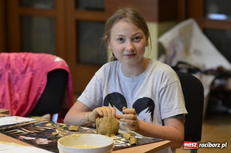 Zdjęcie w galerii na portalu naszraciborz.pl: W Raciborskim Centrum Kultury zakończyły się letnie warsztaty rzeźby w glinie wiadomości z regionu
