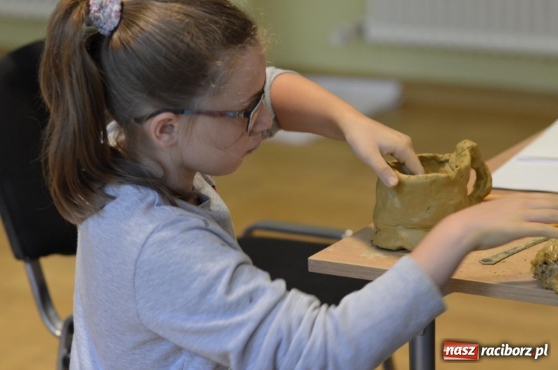 Zdjęcie w galerii na portalu naszraciborz.pl: W Raciborskim Centrum Kultury zakończyły się letnie warsztaty rzeźby w glinie wiadomości z regionu