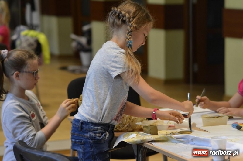 Zdjęcie w galerii na portalu naszraciborz.pl: W Raciborskim Centrum Kultury zakończyły się letnie warsztaty rzeźby w glinie wiadomości z regionu