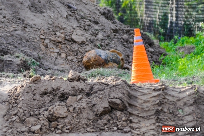 Zdjęcie w galerii na portalu naszraciborz.pl: Ewakuacja w Krzyżanowicach. Przy Moniuszki znaleziono bombę lotniczą z II wojny światowej  wiadomości z regionu
