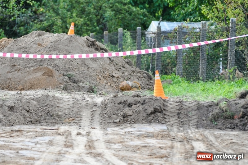 Zdjęcie w galerii na portalu naszraciborz.pl: Ewakuacja w Krzyżanowicach. Przy Moniuszki znaleziono bombę lotniczą z II wojny światowej  wiadomości z regionu