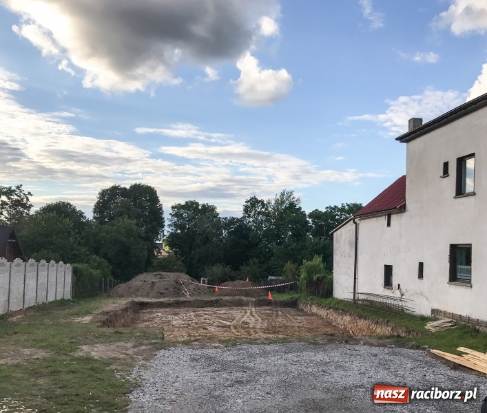 Zdjęcie w galerii na portalu naszraciborz.pl: Ewakuacja w Krzyżanowicach. Przy Moniuszki znaleziono bombę lotniczą z II wojny światowej  wiadomości z regionu