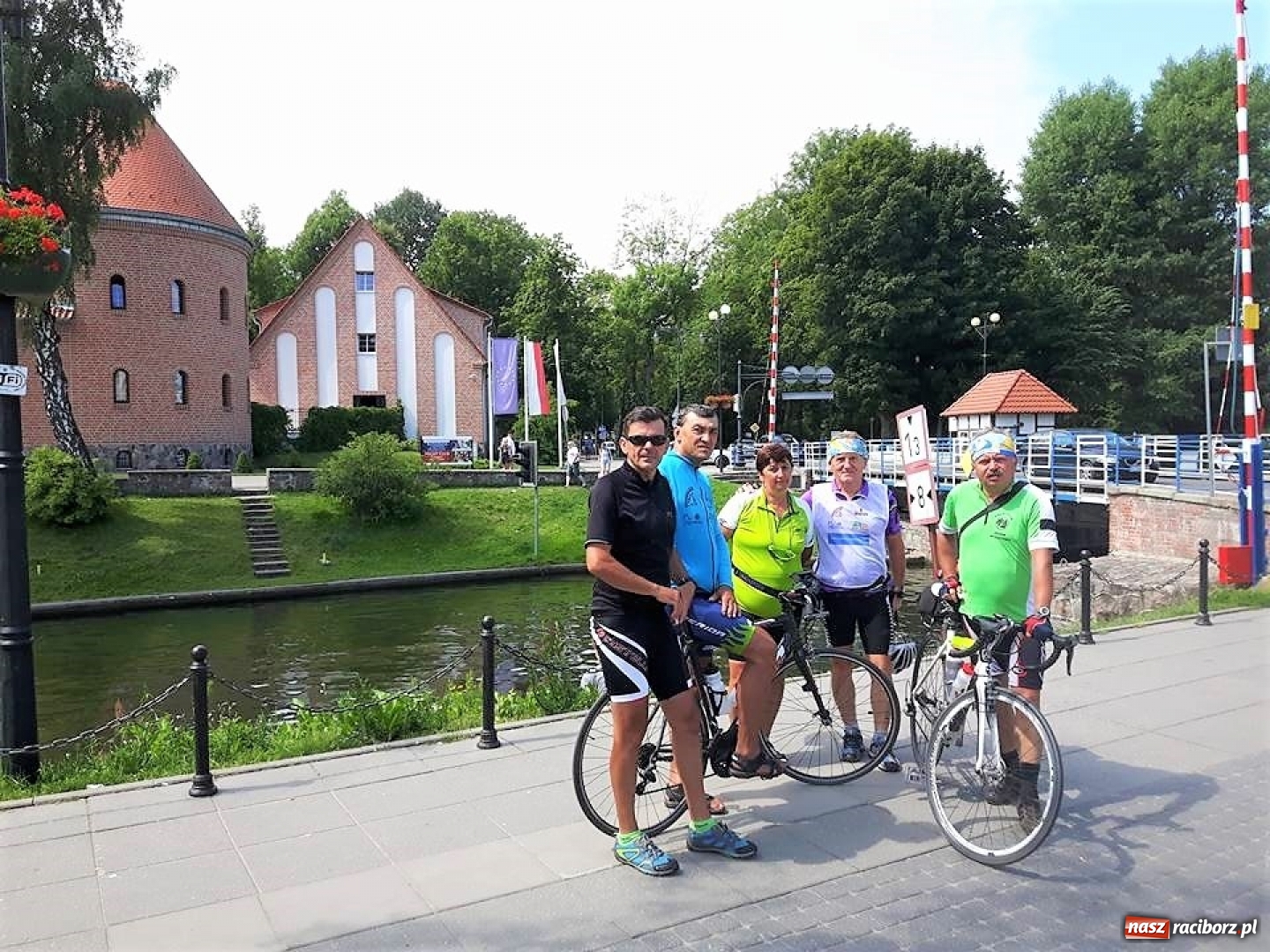 Zdjęcie w galerii na portalu naszraciborz.pl: Przemierzając Polskę rowerem promują 800-lecie Raciborza  wiadomości z regionu