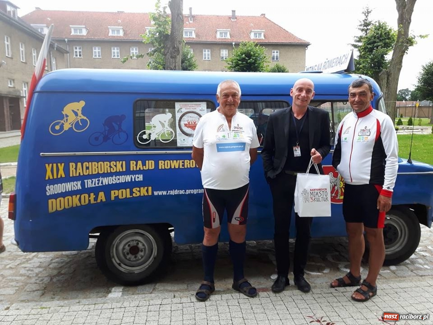 Zdjęcie w galerii na portalu naszraciborz.pl: Przemierzając Polskę rowerem promują 800-lecie Raciborza  wiadomości z regionu