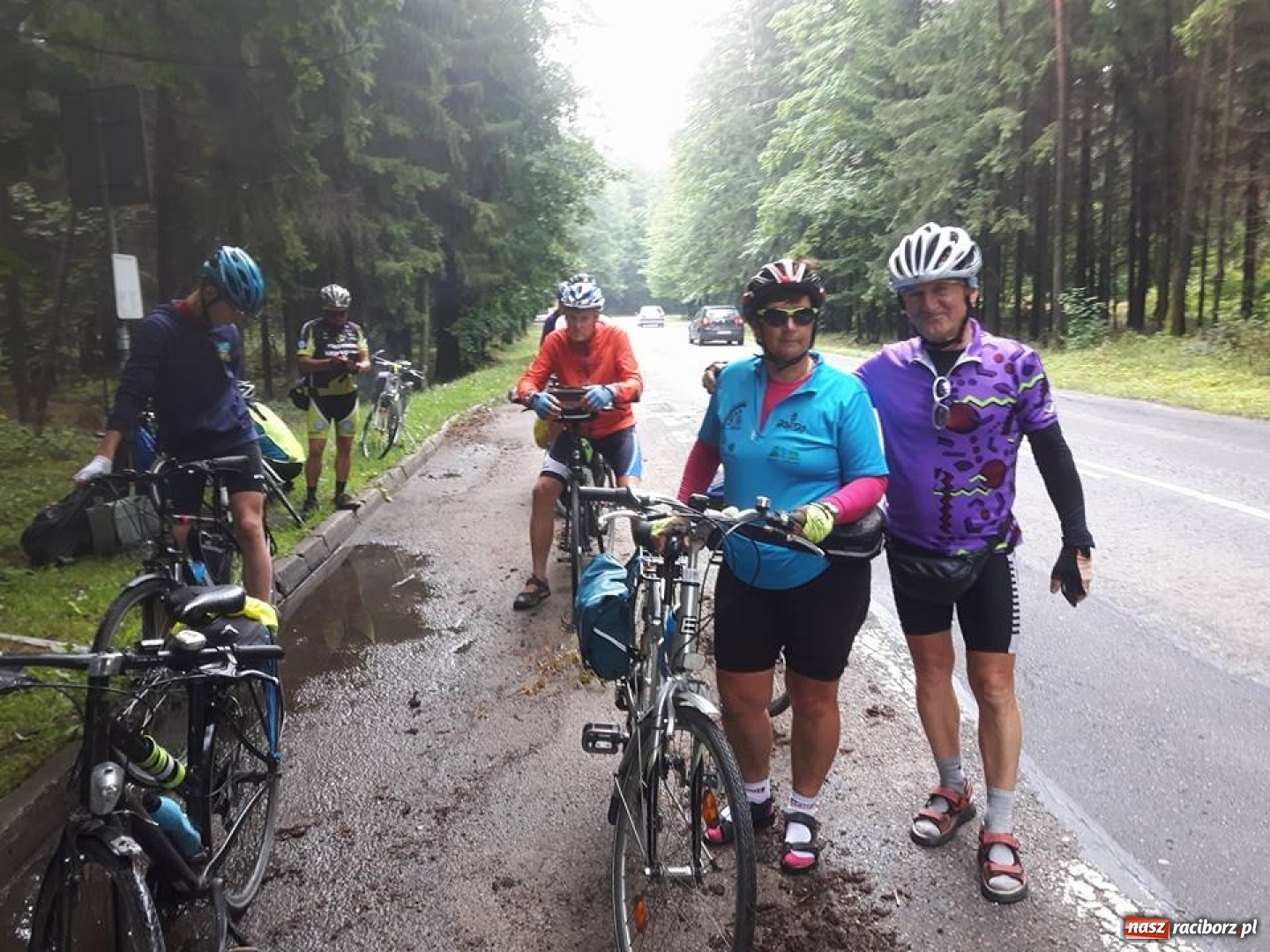 Zdjęcie w galerii na portalu naszraciborz.pl: Przemierzając Polskę rowerem promują 800-lecie Raciborza  wiadomości z regionu