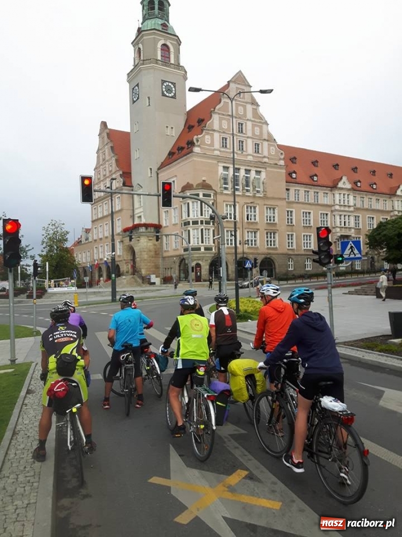 Zdjęcie w galerii na portalu naszraciborz.pl: Przemierzając Polskę rowerem promują 800-lecie Raciborza  wiadomości z regionu