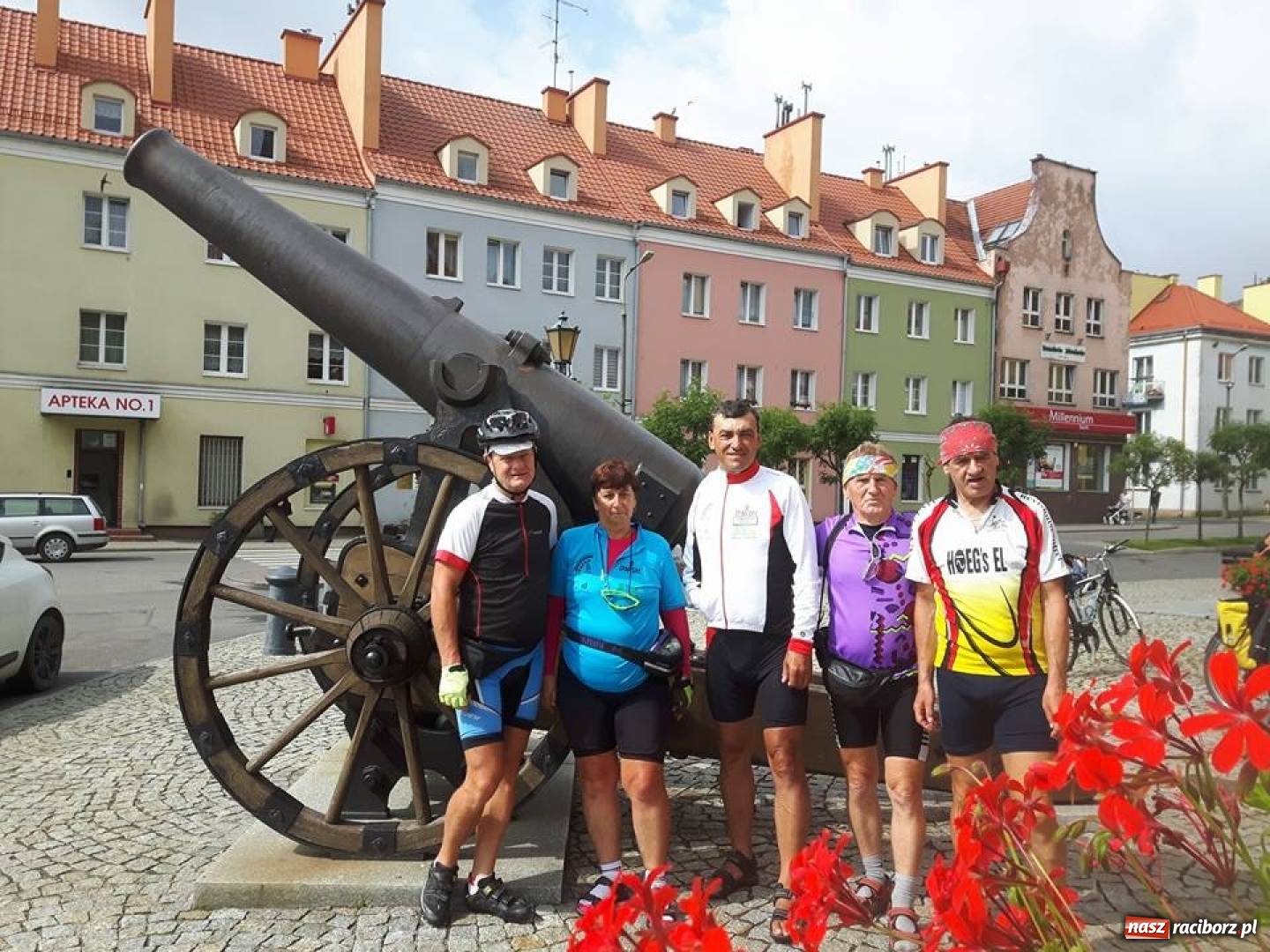 Zdjęcie w galerii na portalu naszraciborz.pl: Przemierzając Polskę rowerem promują 800-lecie Raciborza  wiadomości z regionu