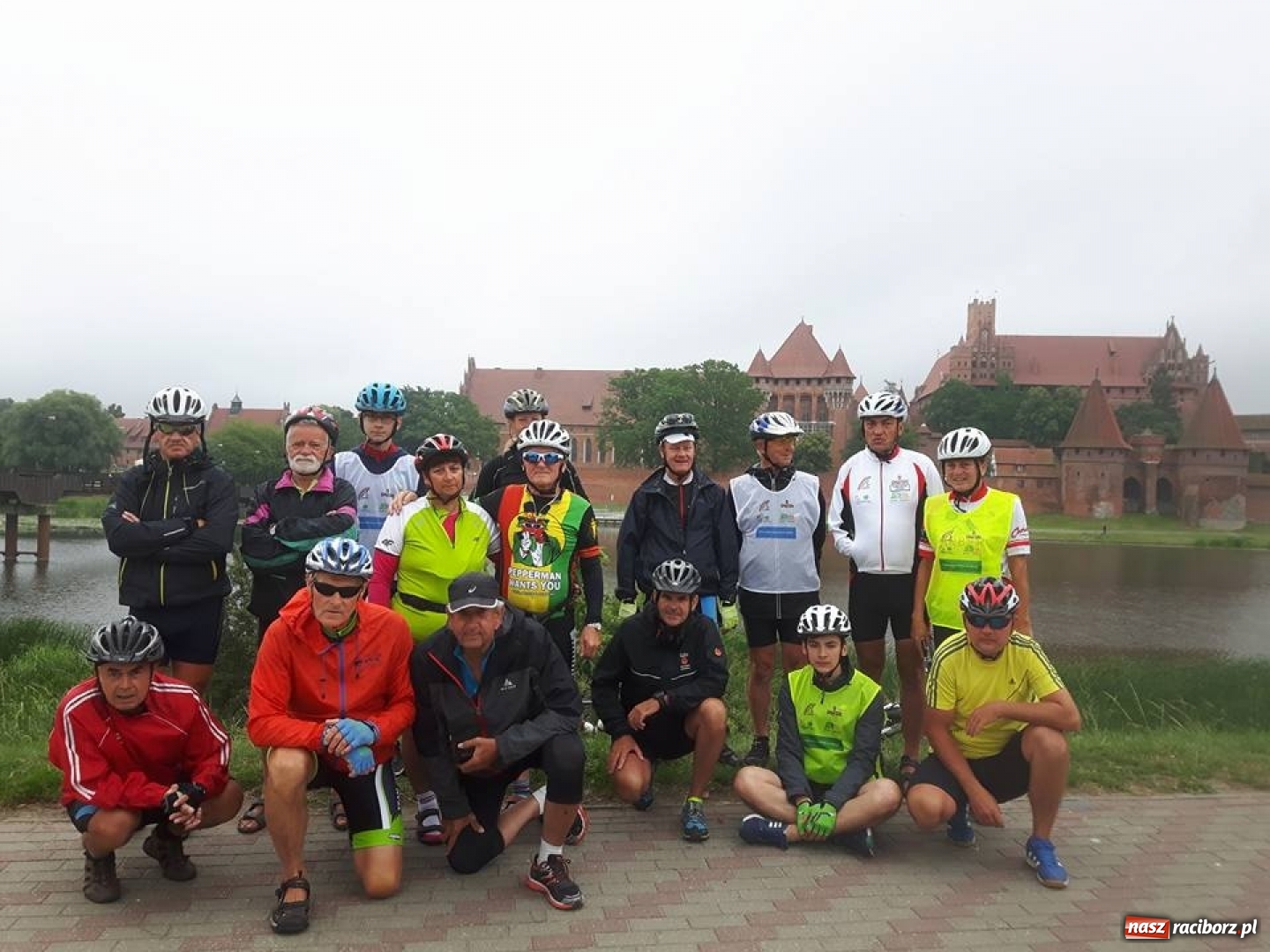 Zdjęcie w galerii na portalu naszraciborz.pl: Przemierzając Polskę rowerem promują 800-lecie Raciborza  wiadomości z regionu