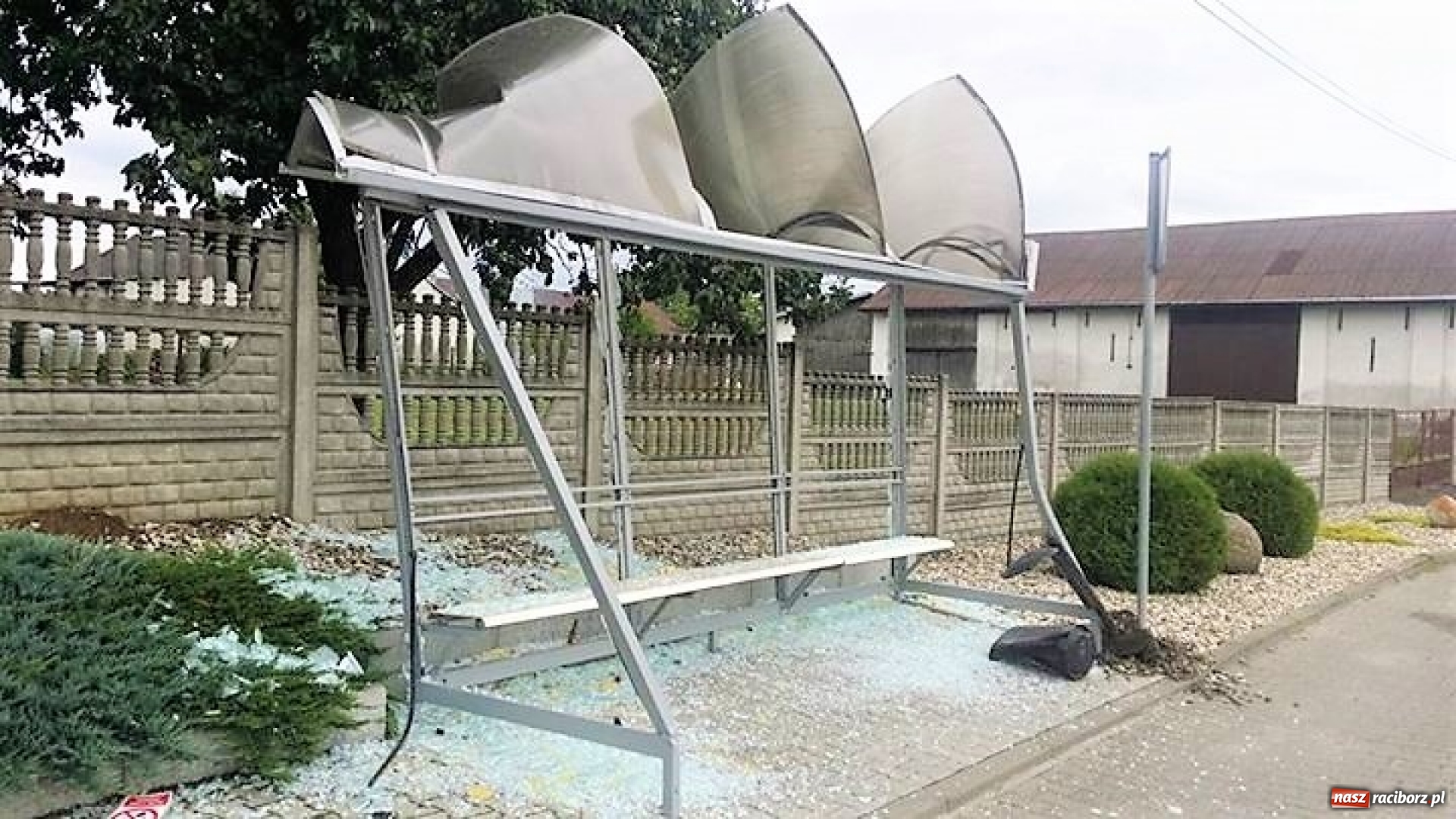 Zdjęcie w galerii na portalu naszraciborz.pl: Uszkodzona wiata przystankowa w Roszkowie, w pobliżu zamkniętego przejazdu kolejowego. Policja szuka sprawcy  wiadomości z regionu