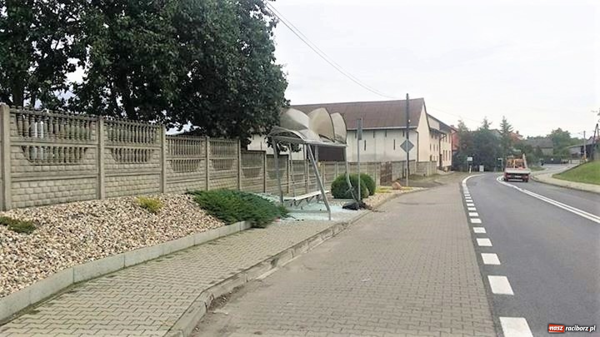Zdjęcie w galerii na portalu naszraciborz.pl: Uszkodzona wiata przystankowa w Roszkowie, w pobliżu zamkniętego przejazdu kolejowego. Policja szuka sprawcy  wiadomości z regionu