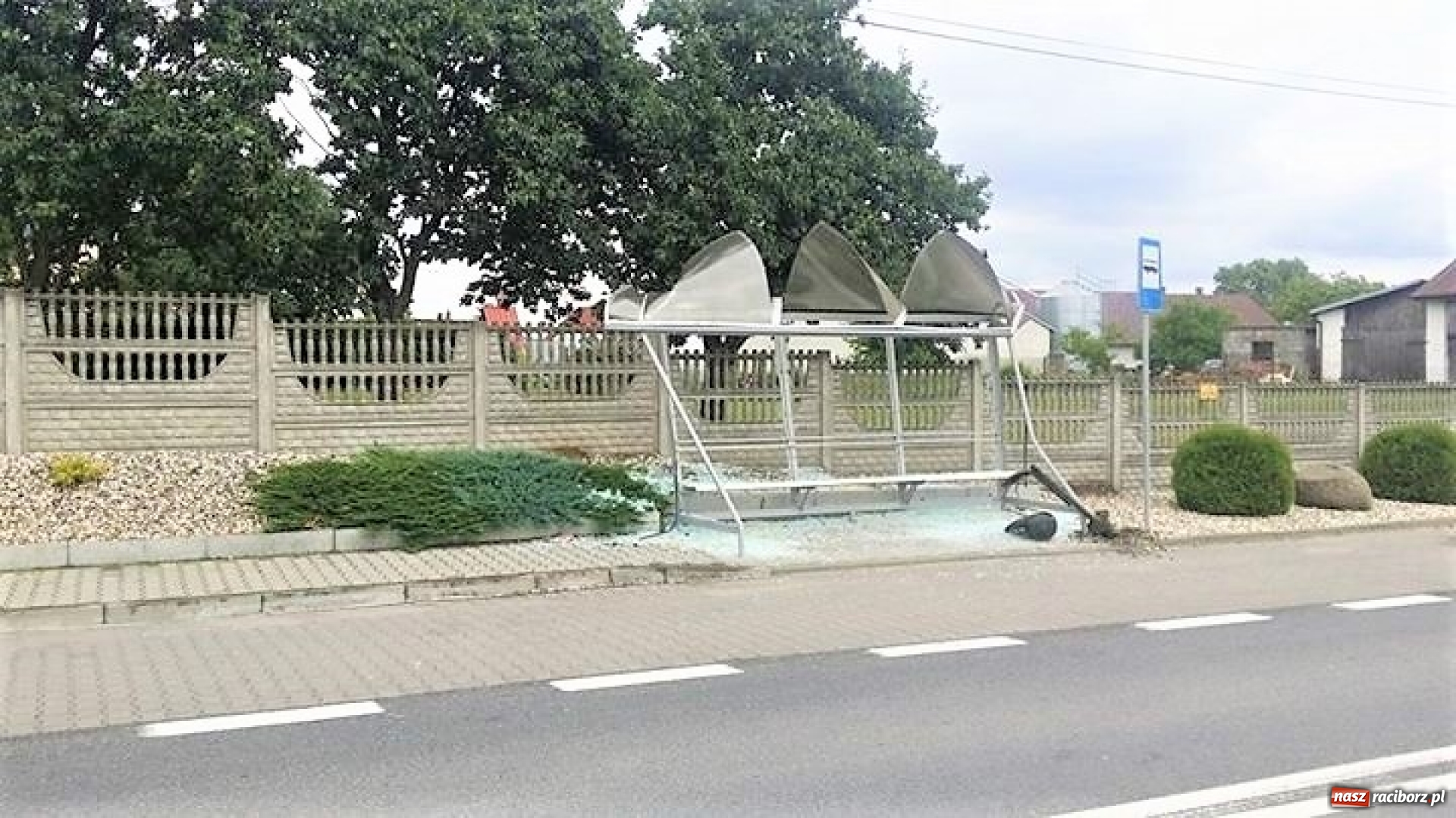 Zdjęcie w galerii na portalu naszraciborz.pl: Uszkodzona wiata przystankowa w Roszkowie, w pobliżu zamkniętego przejazdu kolejowego. Policja szuka sprawcy  wiadomości z regionu