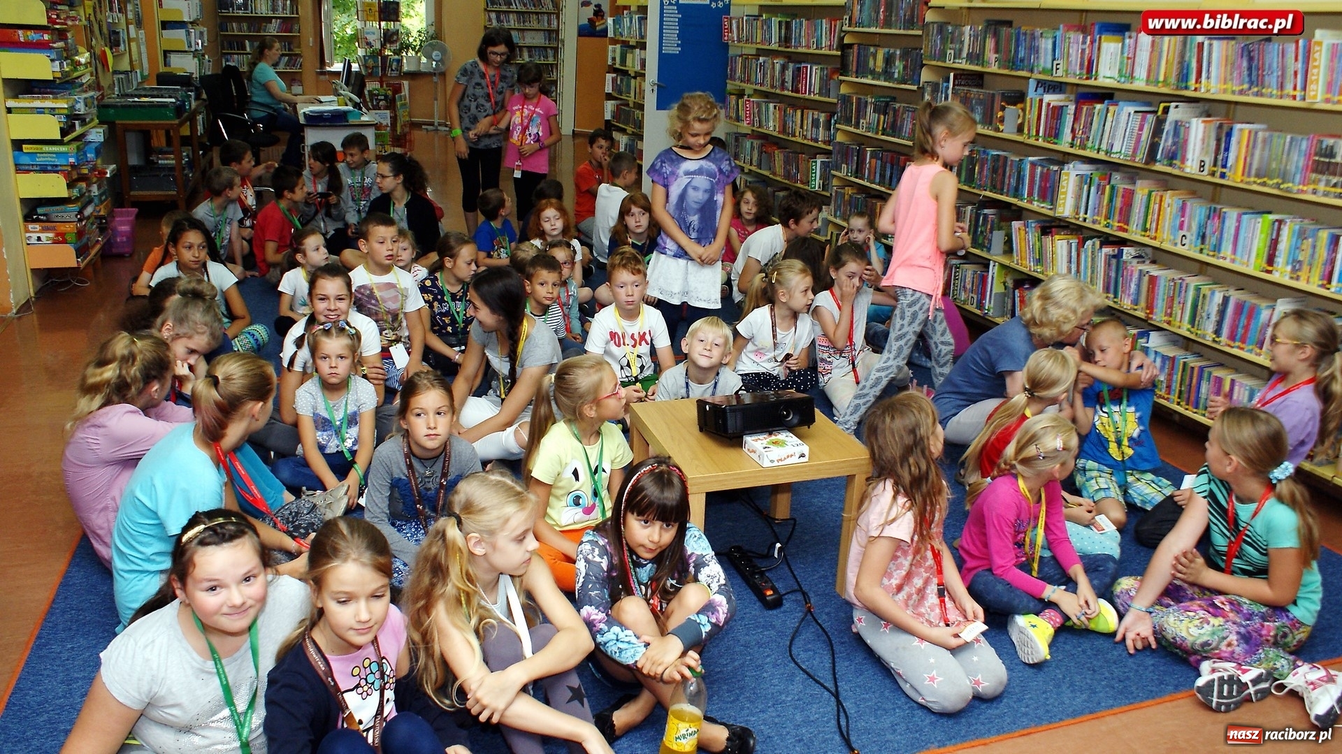 Zdjęcie w galerii na portalu naszraciborz.pl: Smerfy odwiedziły raciborską bibliotekę. Gargamela i Klakiera nie zaproszono wiadomości z regionu