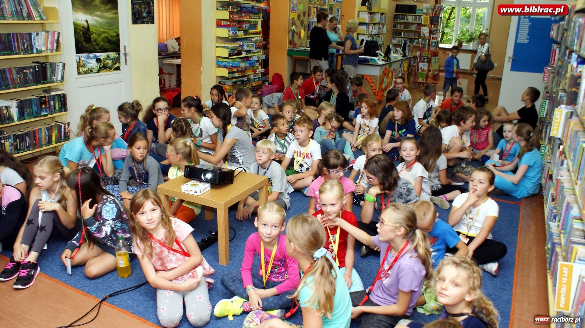 Zdjęcie w galerii na portalu naszraciborz.pl: Smerfy odwiedziły raciborską bibliotekę. Gargamela i Klakiera nie zaproszono wiadomości z regionu