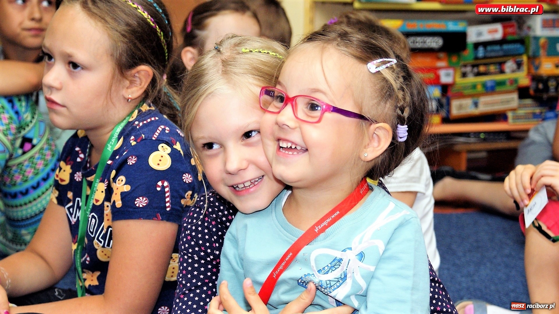 Zdjęcie w galerii na portalu naszraciborz.pl: Smerfy odwiedziły raciborską bibliotekę. Gargamela i Klakiera nie zaproszono wiadomości z regionu