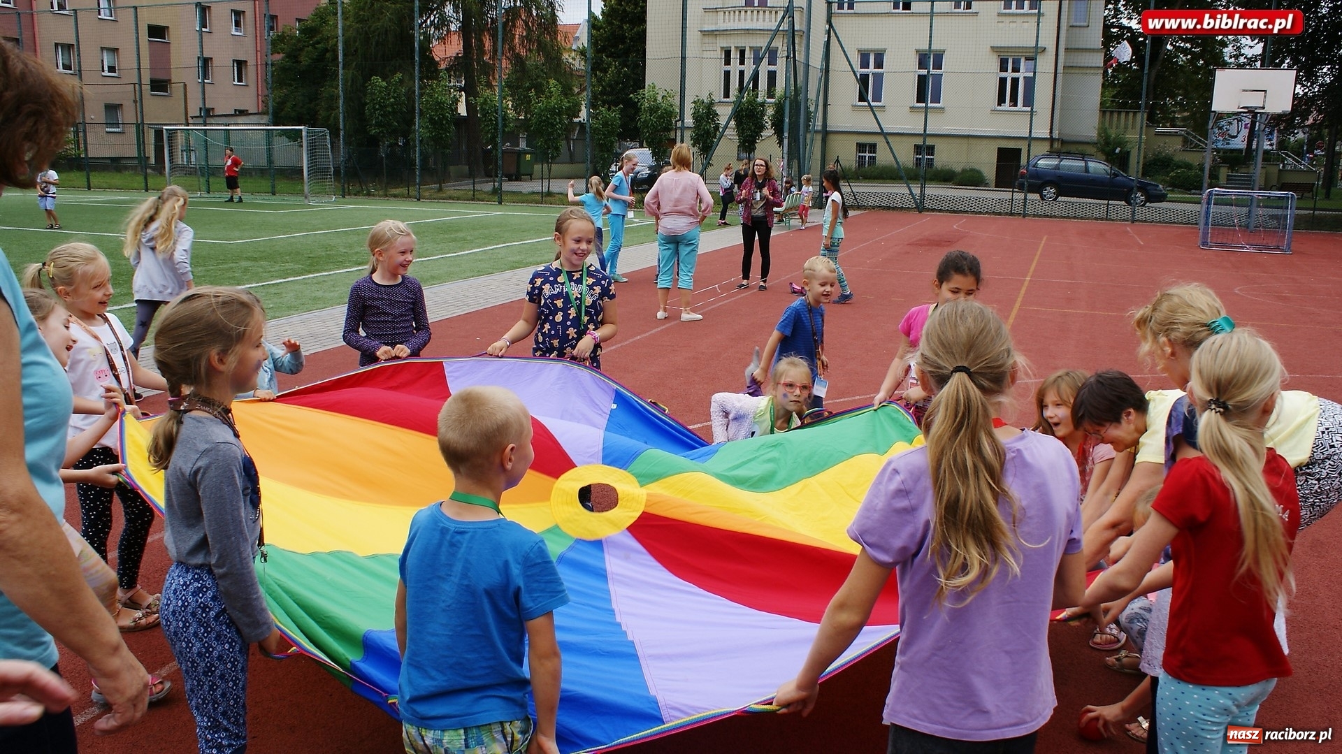 Zdjęcie w galerii na portalu naszraciborz.pl: Smerfy odwiedziły raciborską bibliotekę. Gargamela i Klakiera nie zaproszono wiadomości z regionu