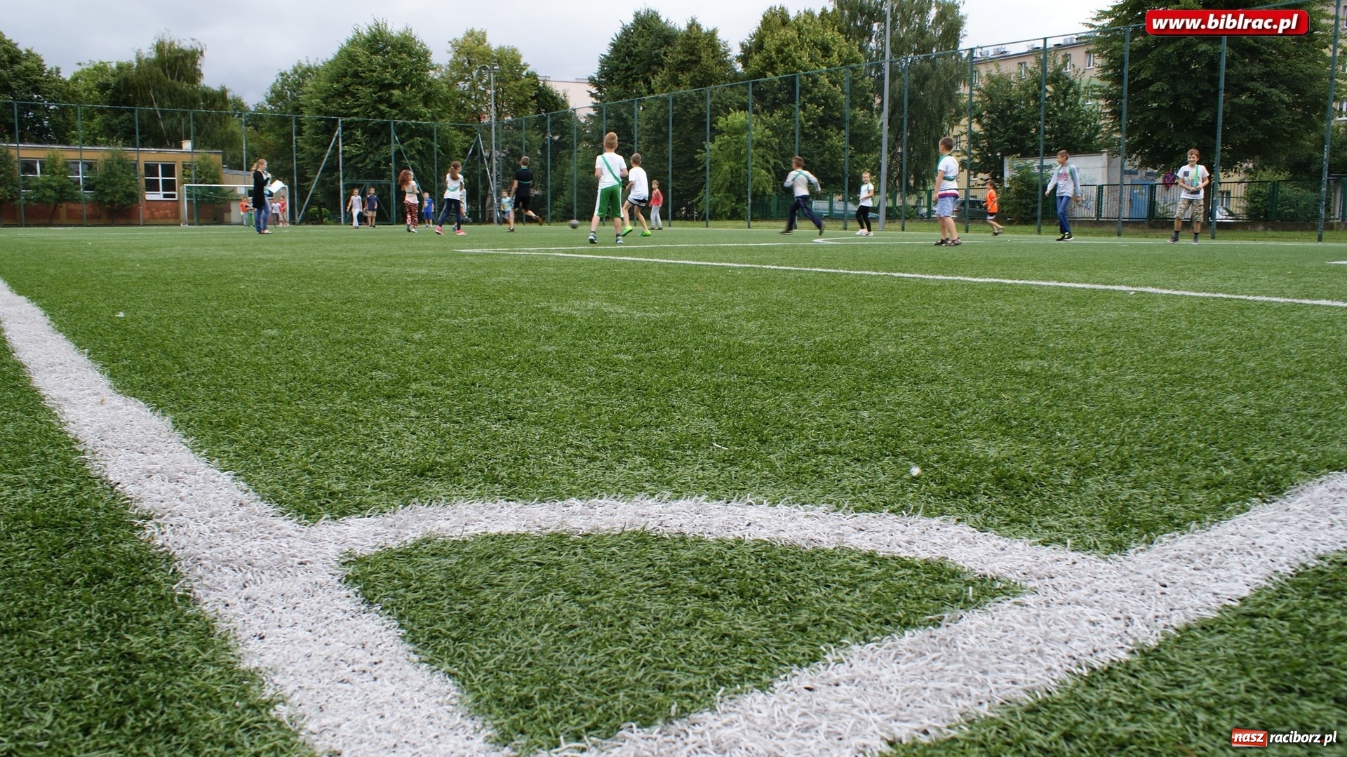 Zdjęcie w galerii na portalu naszraciborz.pl: Smerfy odwiedziły raciborską bibliotekę. Gargamela i Klakiera nie zaproszono wiadomości z regionu
