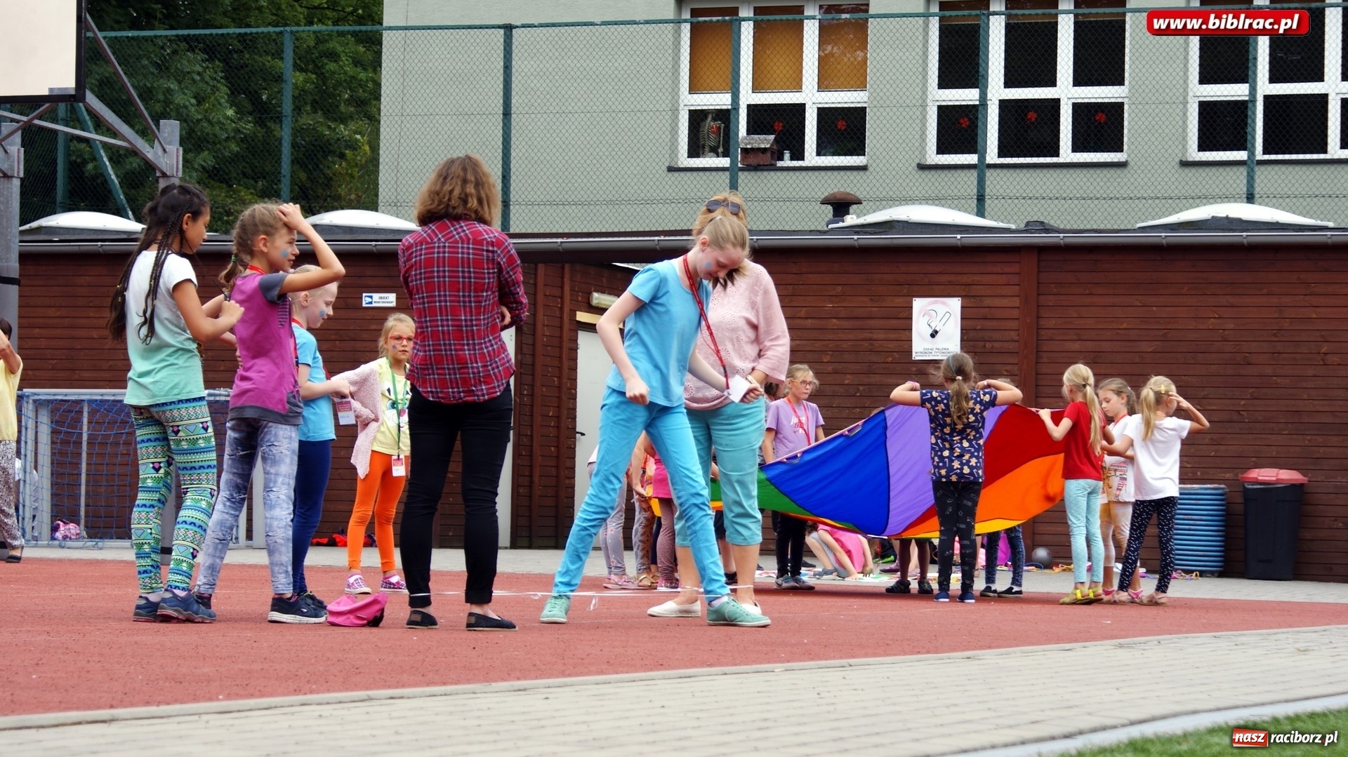 Zdjęcie w galerii na portalu naszraciborz.pl: Smerfy odwiedziły raciborską bibliotekę. Gargamela i Klakiera nie zaproszono wiadomości z regionu
