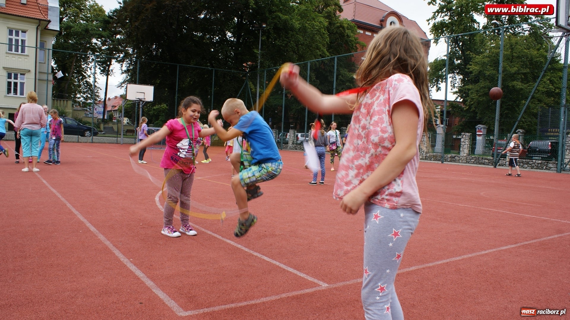 Zdjęcie w galerii na portalu naszraciborz.pl: Smerfy odwiedziły raciborską bibliotekę. Gargamela i Klakiera nie zaproszono wiadomości z regionu