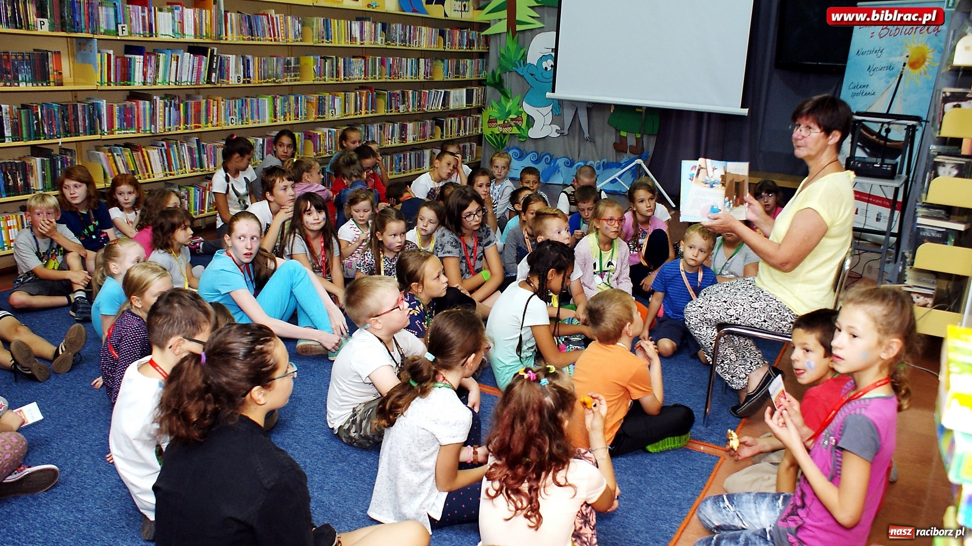 Zdjęcie w galerii na portalu naszraciborz.pl: Smerfy odwiedziły raciborską bibliotekę. Gargamela i Klakiera nie zaproszono wiadomości z regionu