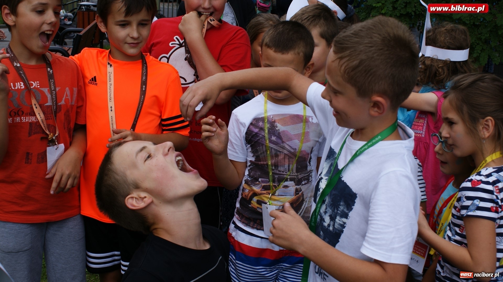 Zdjęcie w galerii na portalu naszraciborz.pl: Smerfy odwiedziły raciborską bibliotekę. Gargamela i Klakiera nie zaproszono wiadomości z regionu