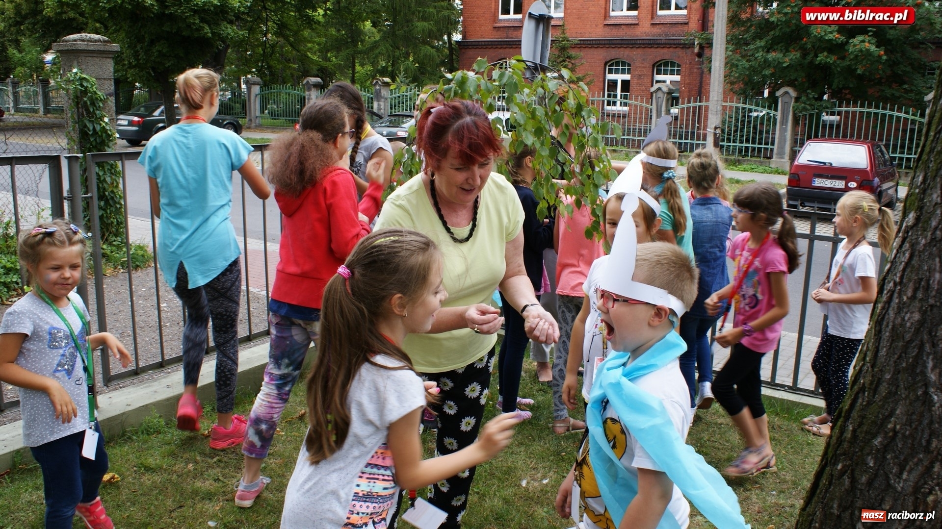 Zdjęcie w galerii na portalu naszraciborz.pl: Smerfy odwiedziły raciborską bibliotekę. Gargamela i Klakiera nie zaproszono wiadomości z regionu