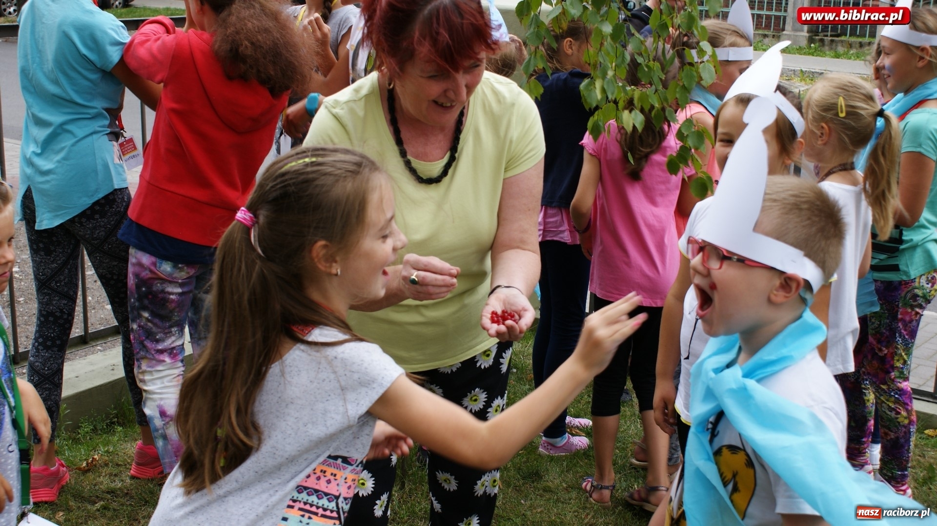 Zdjęcie w galerii na portalu naszraciborz.pl: Smerfy odwiedziły raciborską bibliotekę. Gargamela i Klakiera nie zaproszono wiadomości z regionu