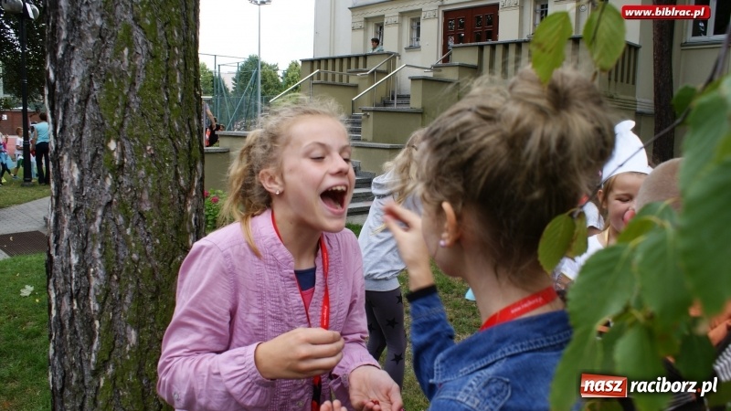 Zdjęcie w galerii na portalu naszraciborz.pl: Smerfy odwiedziły raciborską bibliotekę. Gargamela i Klakiera nie zaproszono wiadomości z regionu