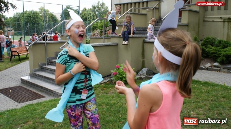 Zdjęcie w galerii na portalu naszraciborz.pl: Smerfy odwiedziły raciborską bibliotekę. Gargamela i Klakiera nie zaproszono wiadomości z regionu