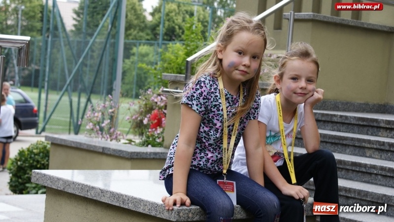 Zdjęcie w galerii na portalu naszraciborz.pl: Smerfy odwiedziły raciborską bibliotekę. Gargamela i Klakiera nie zaproszono wiadomości z regionu