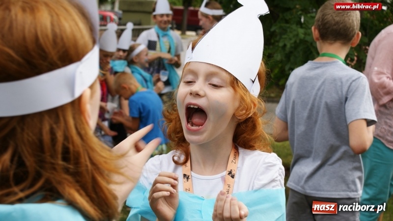 Zdjęcie w galerii na portalu naszraciborz.pl: Smerfy odwiedziły raciborską bibliotekę. Gargamela i Klakiera nie zaproszono wiadomości z regionu