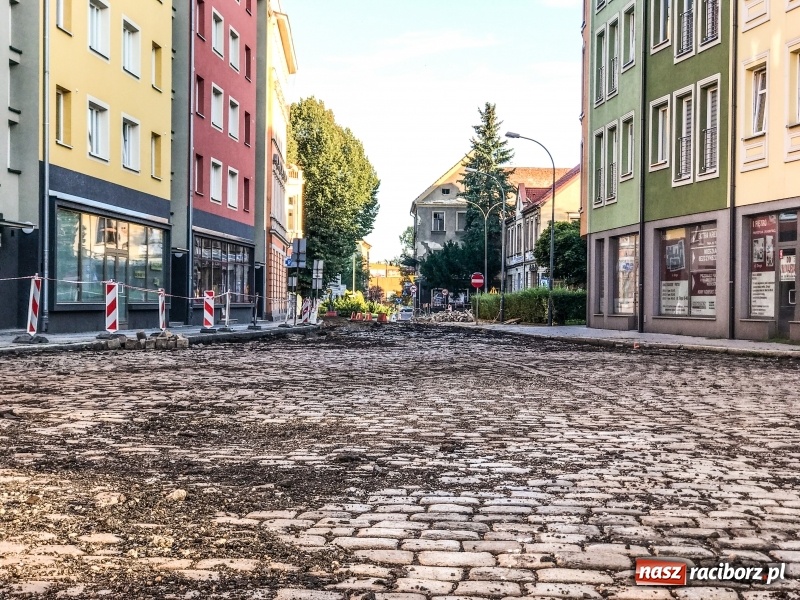 Zdjęcie w galerii na portalu naszraciborz.pl: Na Długiej odsłonięto piękny przedwojenny bruk, który zostanie zastąpiony nowym wiadomości z regionu