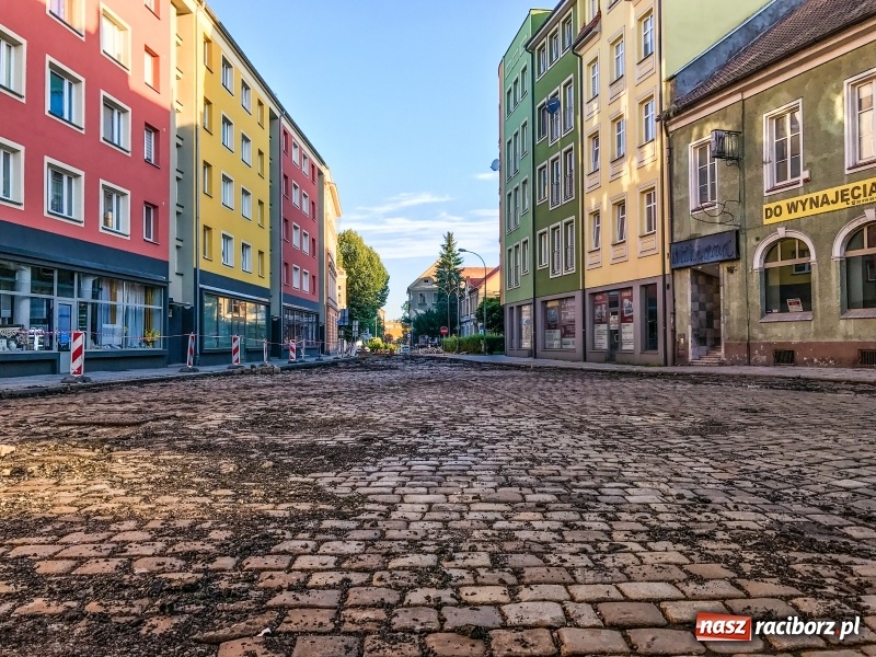Zdjęcie w galerii na portalu naszraciborz.pl: Na Długiej odsłonięto piękny przedwojenny bruk, który zostanie zastąpiony nowym wiadomości z regionu