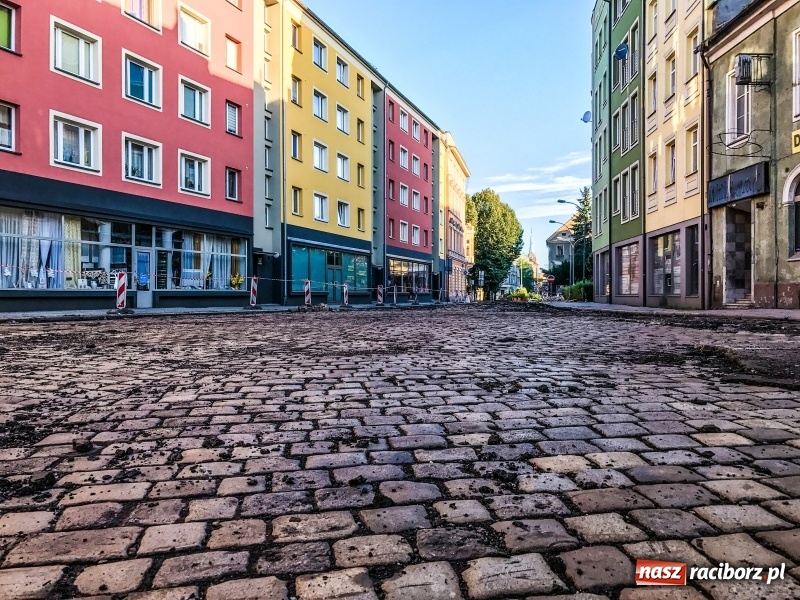 Zdjęcie w galerii na portalu naszraciborz.pl: Na Długiej odsłonięto piękny przedwojenny bruk, który zostanie zastąpiony nowym wiadomości z regionu