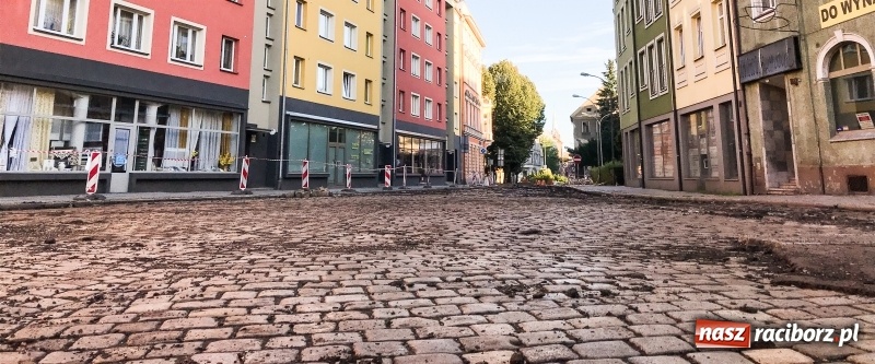 Zdjęcie w galerii na portalu naszraciborz.pl: Na Długiej odsłonięto piękny przedwojenny bruk, który zostanie zastąpiony nowym wiadomości z regionu
