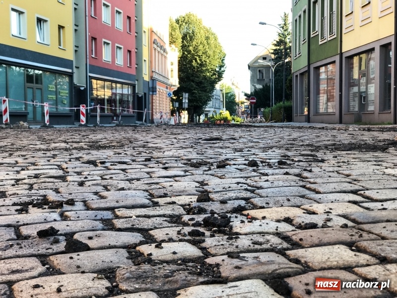 Zdjęcie w galerii na portalu naszraciborz.pl: Na Długiej odsłonięto piękny przedwojenny bruk, który zostanie zastąpiony nowym wiadomości z regionu