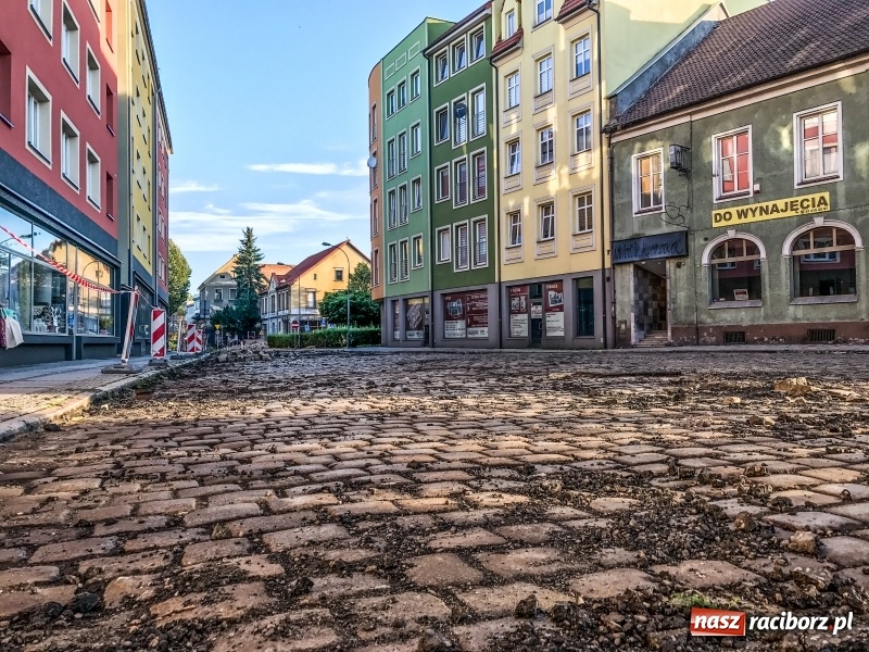 Zdjęcie w galerii na portalu naszraciborz.pl: Na Długiej odsłonięto piękny przedwojenny bruk, który zostanie zastąpiony nowym wiadomości z regionu