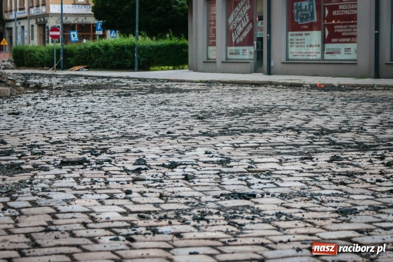 Zdjęcie w galerii na portalu naszraciborz.pl: Na Długiej odsłonięto piękny przedwojenny bruk, który zostanie zastąpiony nowym wiadomości z regionu