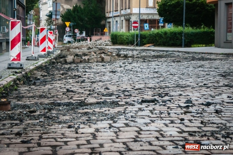 Zdjęcie w galerii na portalu naszraciborz.pl: Na Długiej odsłonięto piękny przedwojenny bruk, który zostanie zastąpiony nowym wiadomości z regionu