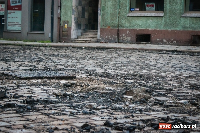 Zdjęcie w galerii na portalu naszraciborz.pl: Na Długiej odsłonięto piękny przedwojenny bruk, który zostanie zastąpiony nowym wiadomości z regionu