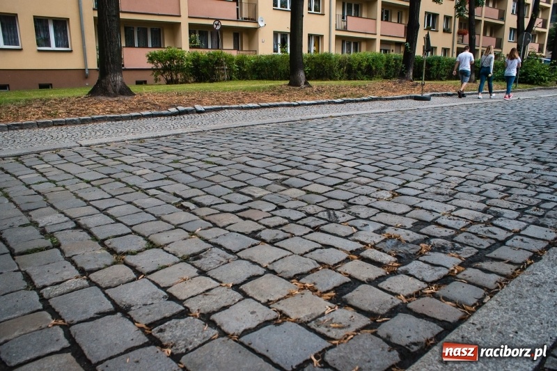 Zdjęcie w galerii na portalu naszraciborz.pl: Na Długiej odsłonięto piękny przedwojenny bruk, który zostanie zastąpiony nowym wiadomości z regionu