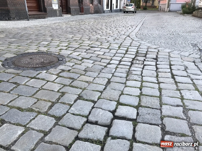 Zdjęcie w galerii na portalu naszraciborz.pl: Na Długiej odsłonięto piękny przedwojenny bruk, który zostanie zastąpiony nowym wiadomości z regionu