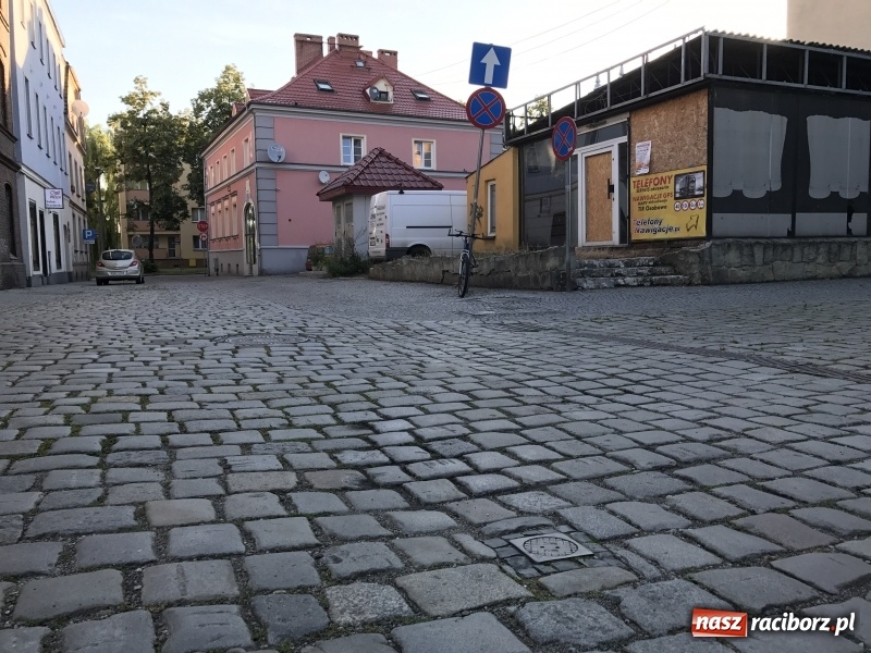 Zdjęcie w galerii na portalu naszraciborz.pl: Na Długiej odsłonięto piękny przedwojenny bruk, który zostanie zastąpiony nowym wiadomości z regionu