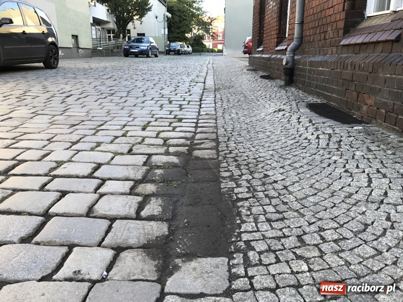 Zdjęcie w galerii na portalu naszraciborz.pl: Na Długiej odsłonięto piękny przedwojenny bruk, który zostanie zastąpiony nowym wiadomości z regionu